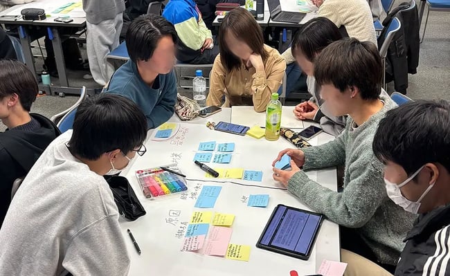 模造紙を使ってメンバーと発表内容を推敲しています