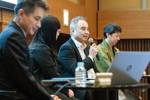 若い世代へのメッセージを語る足代氏
